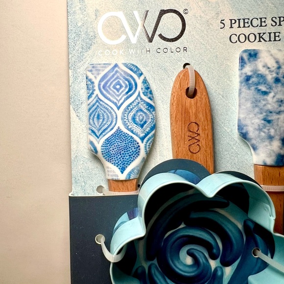 Set of 4 Mini IKAT Blue Silicone Spatulas + Blue Metal Flower Cookie Cutter - Picture 9 of 10